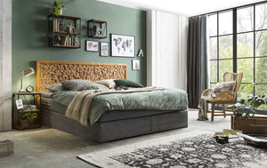 Boxspringbett mit Kopfteil aus Astscheiben